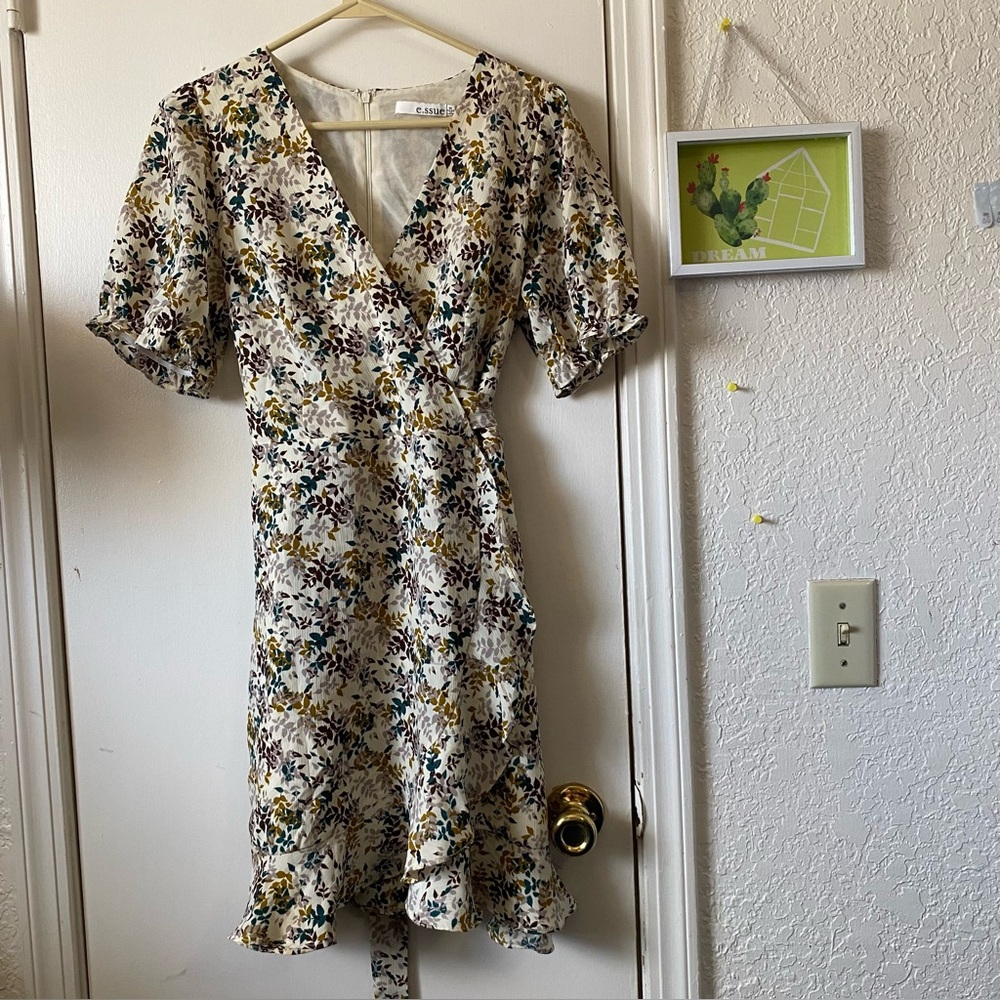 E.ssue medium Floral Dress Short Sleeve V Neck Ruffle Hem mini Dress boho y2k